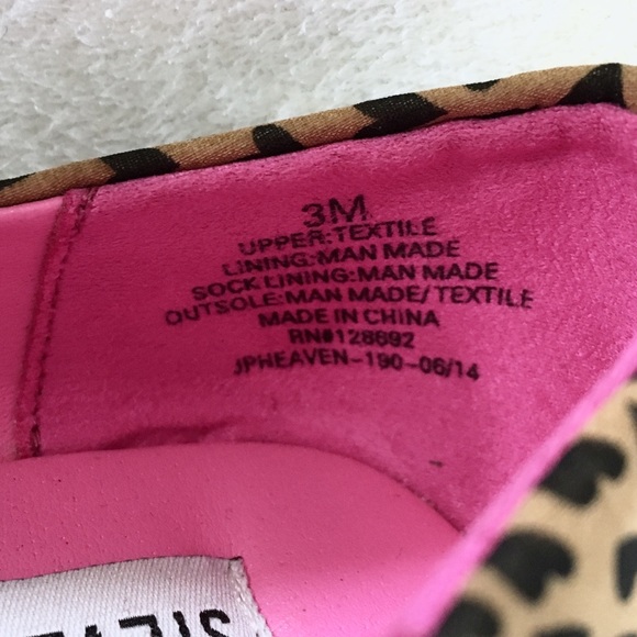 NWOT Steve Madden Girls Tan Flats with Hearts - Picture 5 of 6